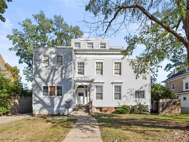 3933 Warwick Boulevard, Kansas City, MO 64111