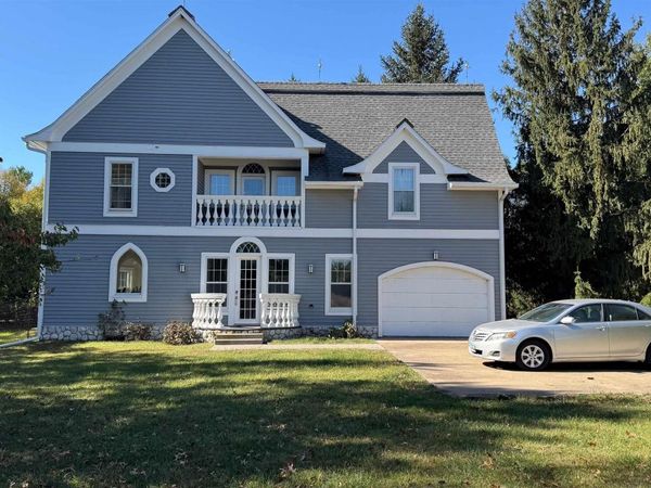 2105 Silverlakes Circle, Fairfield, IA 52556