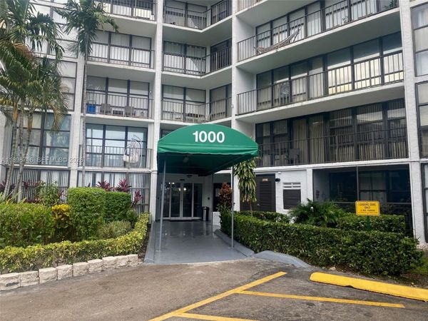1000 Parkview Dr, Unit 427, Hallandale Beach, FL 33009
