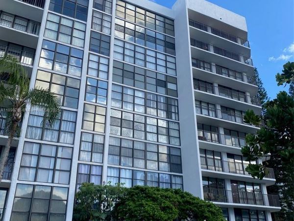 1000 Parkview Dr, Unit 427, Hallandale Beach, FL 33009