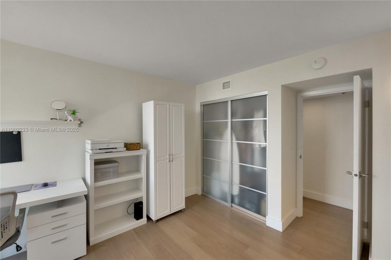 100 Bayview Dr, Unit 1008, Sunny Isles Beach, FL 33160 Photo