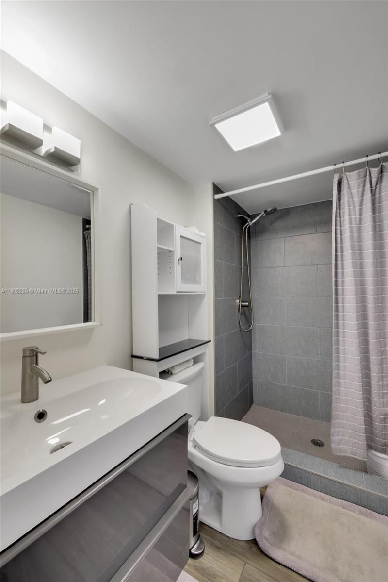 100 Bayview Dr, Unit 1008, Sunny Isles Beach, FL 33160 Photo