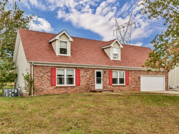 1571 Barrett Dr, Clarksville, TN 37043