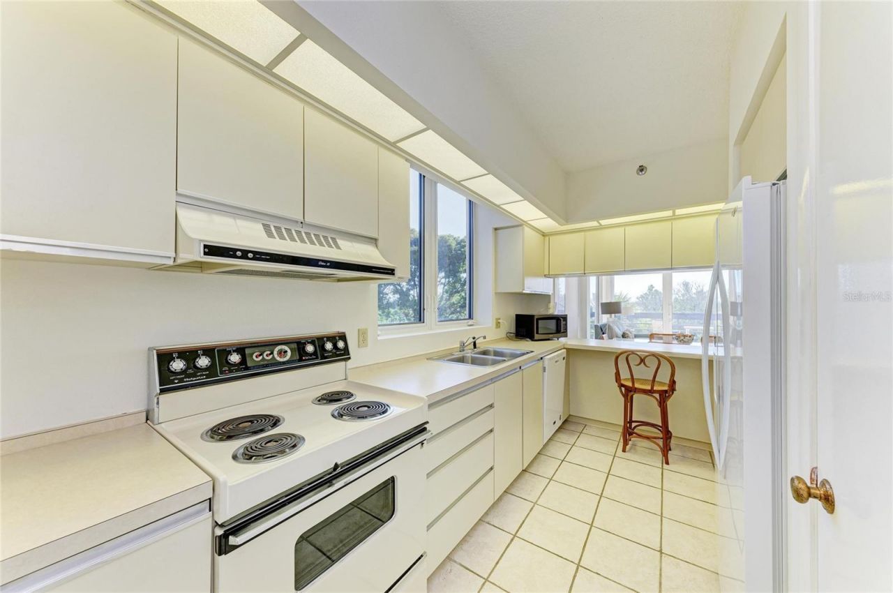 1065 Gulf Of Mexico Drive, Unit 201, Longboat Key, FL 34228 Photo