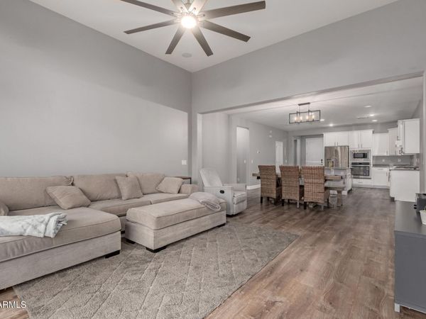 8987 W SELDON Lane, Peoria, AZ 85345