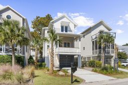 768 Gate Post Drive photo 4