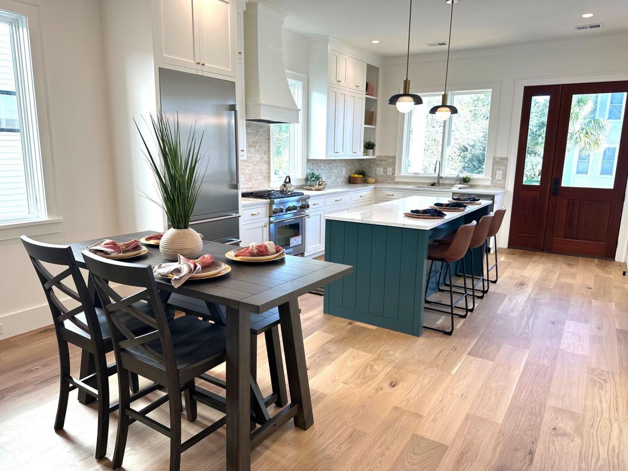 768 Gate Post Drive Photo 6