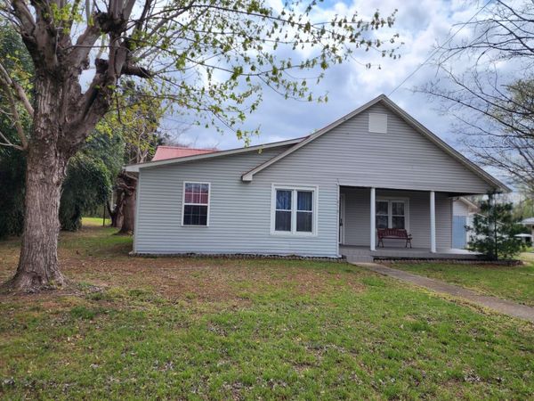 218 E Lake Ave, Celina, TN 38551