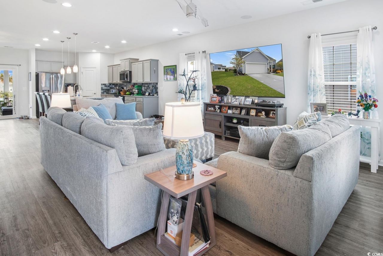 5039 Gladstone Dr Photo 4