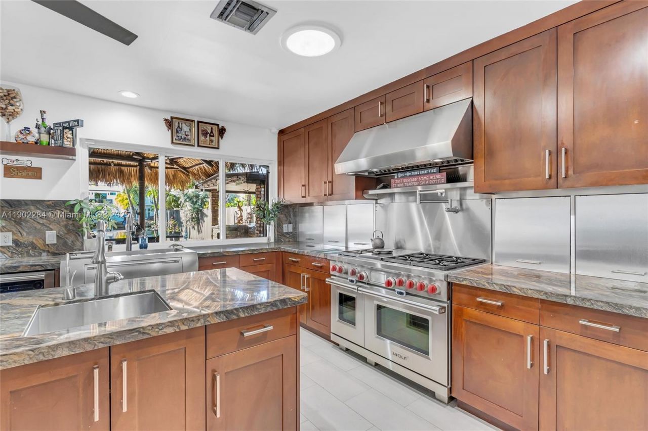 2108 NE 124th St, North Miami, FL 33181 Photo