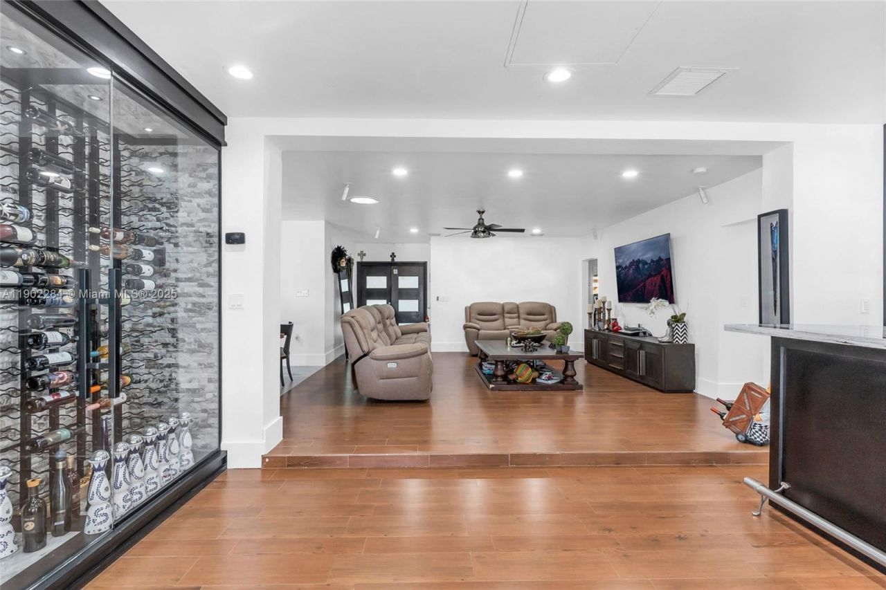 2108 NE 124th St, North Miami, FL 33181 Photo