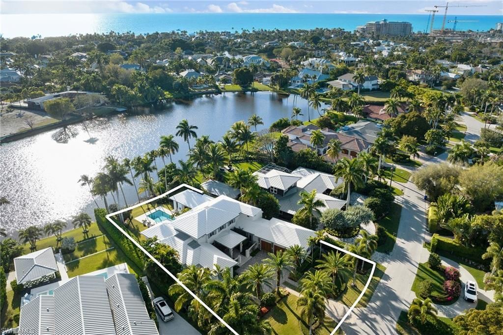 575 Palm Cir E, Naples, FL 34102 Photo