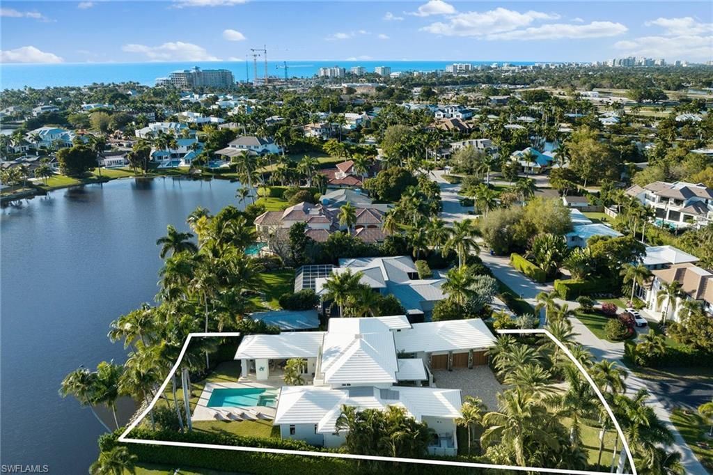 575 Palm Cir E, Naples, FL 34102 Photo