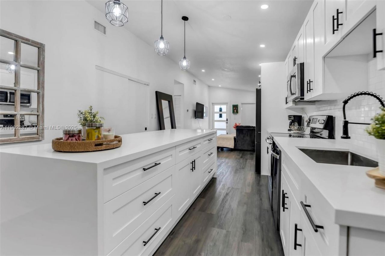 9174 NW 114th Ter, Hialeah Gardens, FL 33018 Photo