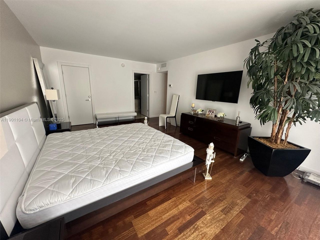 5600 Collins Ave, Unit 9E, Miami Beach, FL 33140 Photo