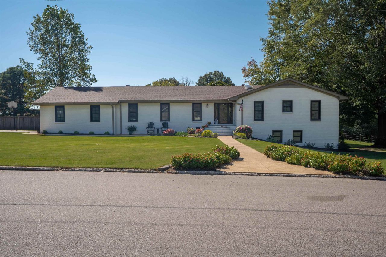 914 Pebble Springs Dr, Bolivar, TN 38008 Main Photo