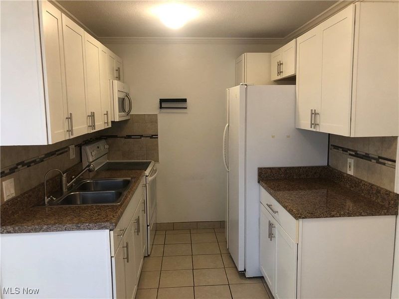 1402 Golden Gate Boulevard, Unit G102, Mayfield Heights, OH 44124 Photo 5