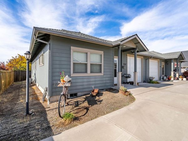 753 SW Kinsington Court, Grants Pass, OR 97526