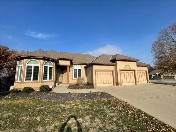 8636 N Utica Avenue, Kansas City, MO 64053