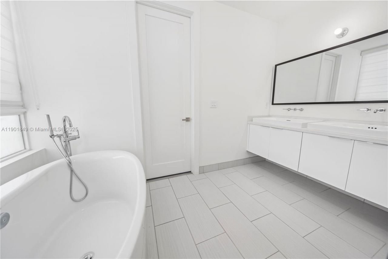 9153 NW 33rd St, Doral, FL 33172 Photo