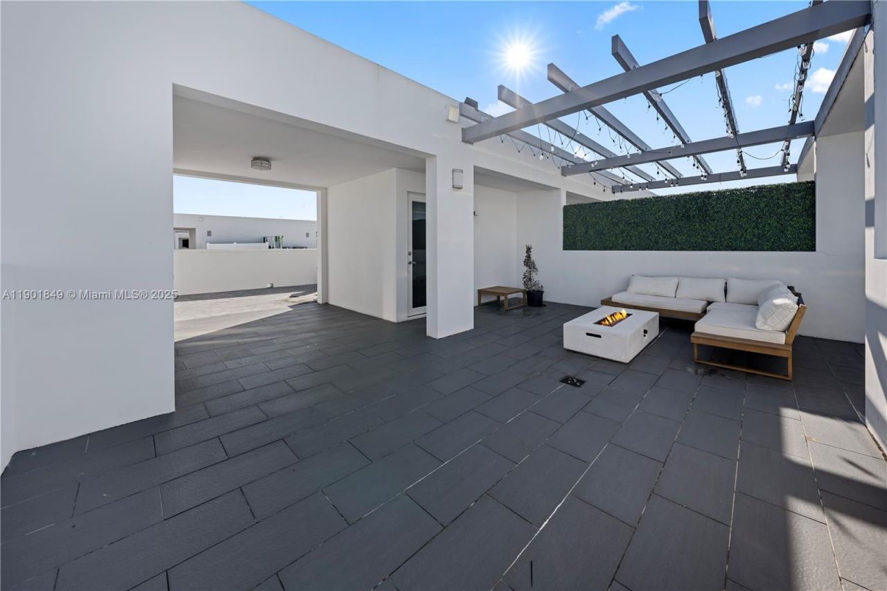 9153 NW 33rd St, Doral, FL 33172 Photo