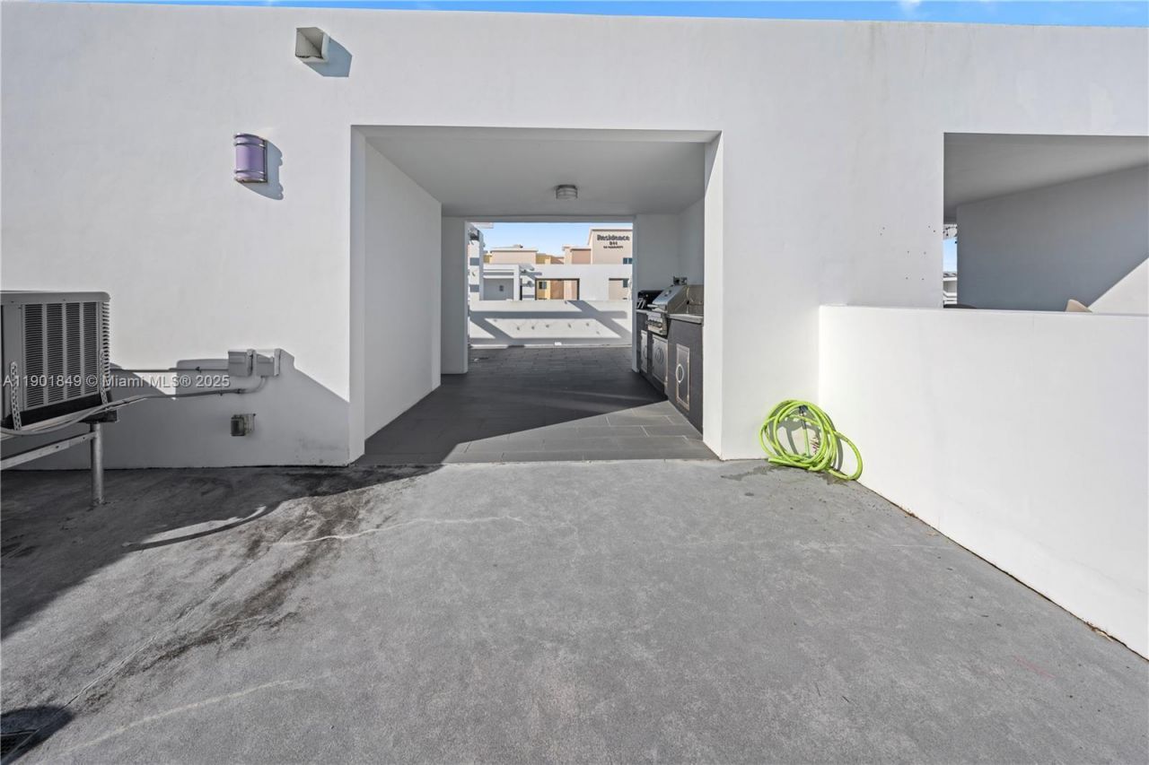 9153 NW 33rd St, Doral, FL 33172 Photo