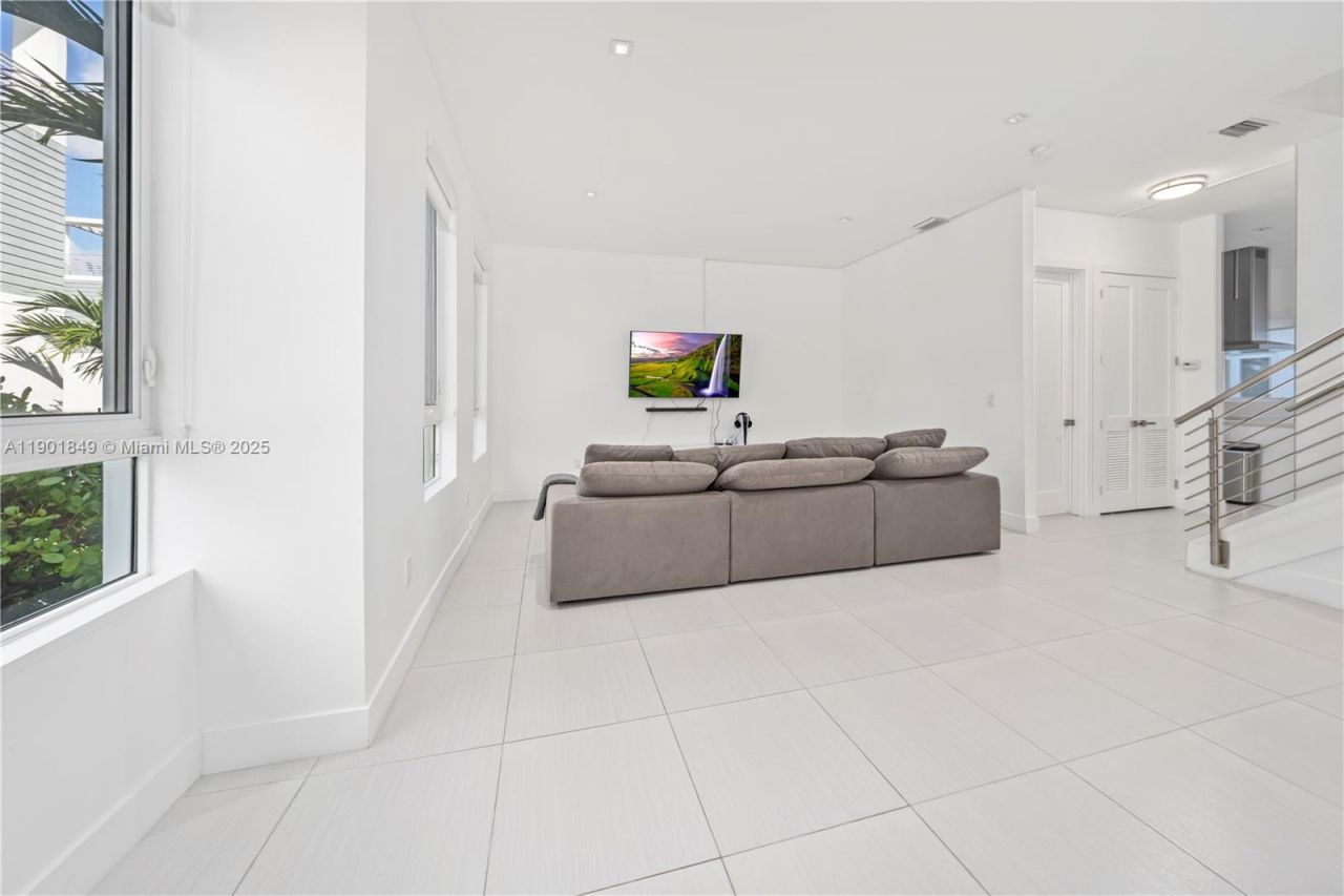 9153 NW 33rd St, Doral, FL 33172 Photo