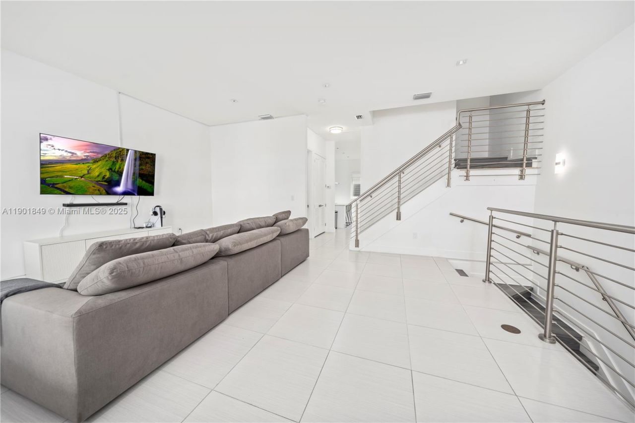 9153 NW 33rd St, Doral, FL 33172 Photo