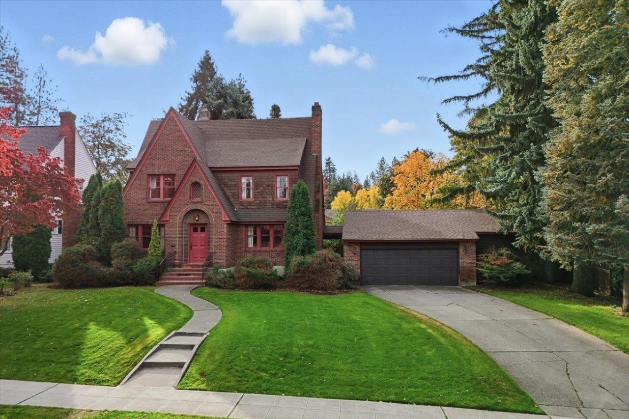 1016 E Overbluff Rd, Spokane, WA 99203 Main Photo