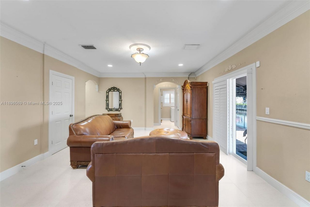 8357 NW South River Dr, Medley, FL 33166 Photo