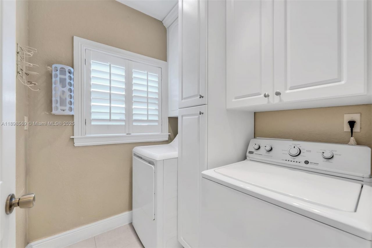 8357 NW South River Dr, Medley, FL 33166 Photo