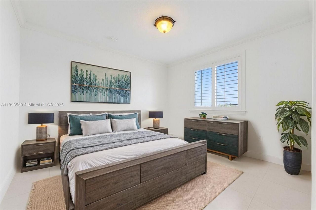 8357 NW South River Dr, Medley, FL 33166 Photo