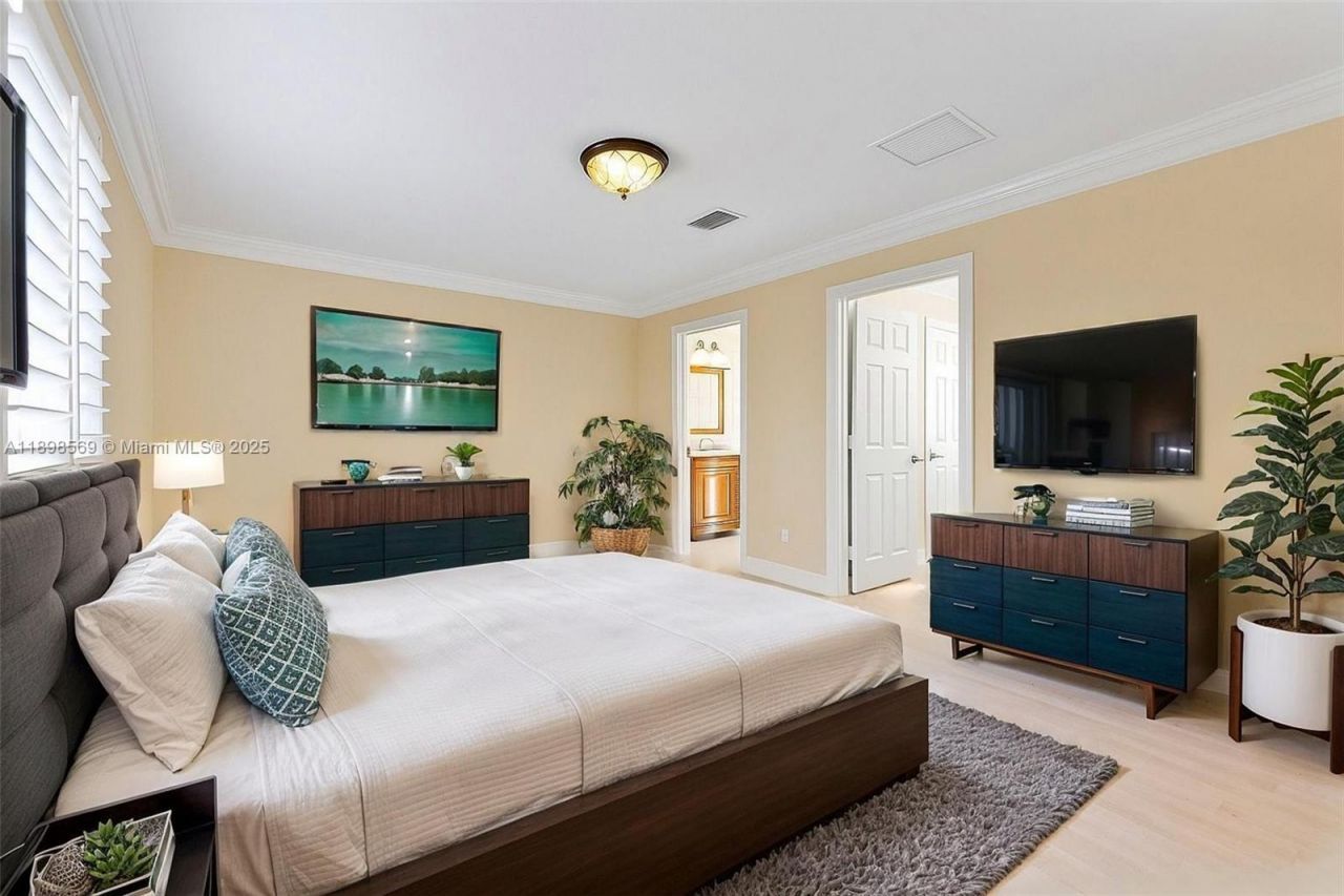 8357 NW South River Dr, Medley, FL 33166 Photo