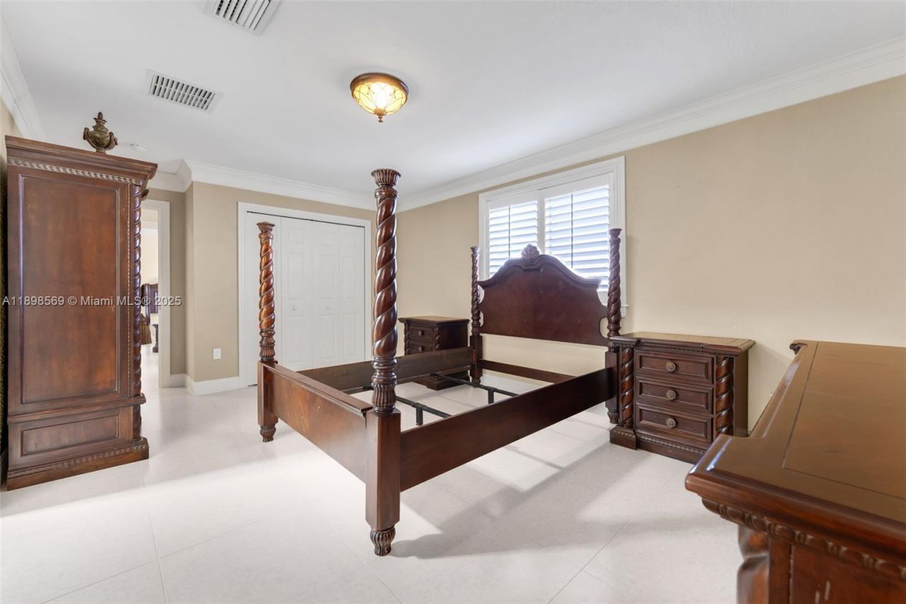 8357 NW South River Dr, Medley, FL 33166 Photo