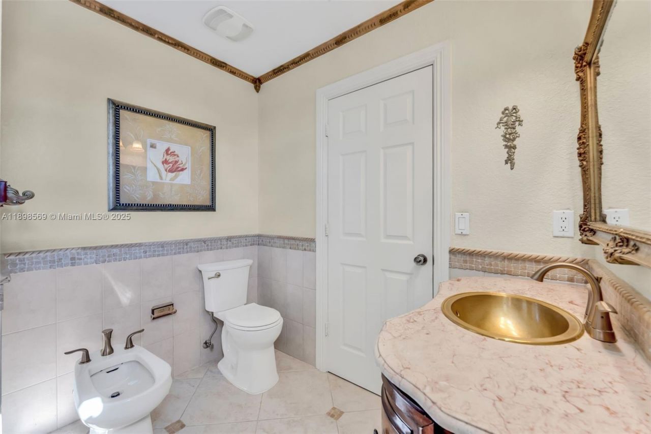 8357 NW South River Dr, Medley, FL 33166 Photo