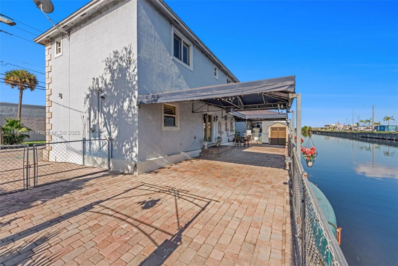 8357 NW South River Dr, Medley, FL 33166 Photo