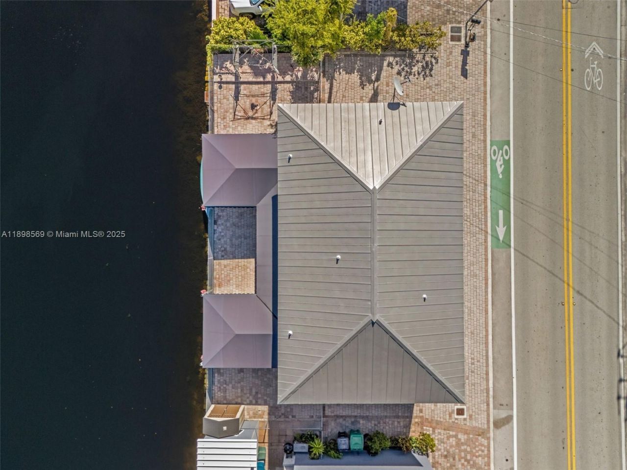 8357 NW South River Dr, Medley, FL 33166 Photo