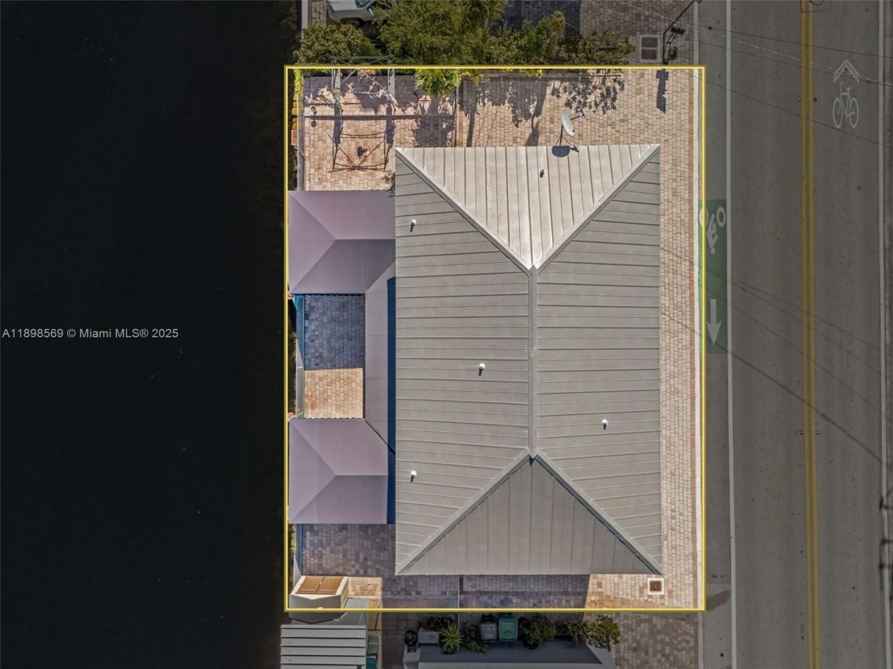 8357 NW South River Dr, Medley, FL 33166 Photo