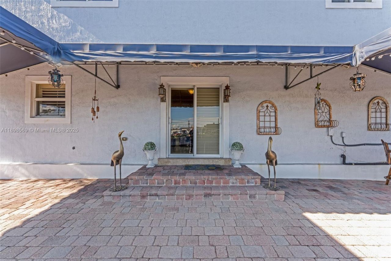 8357 NW South River Dr, Medley, FL 33166 Photo