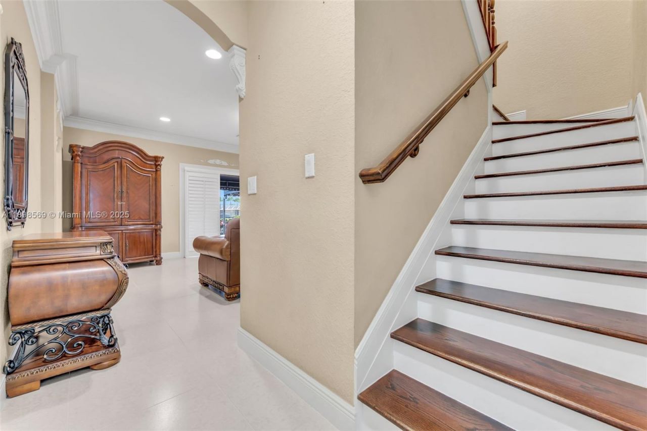 8357 NW South River Dr, Medley, FL 33166 Photo