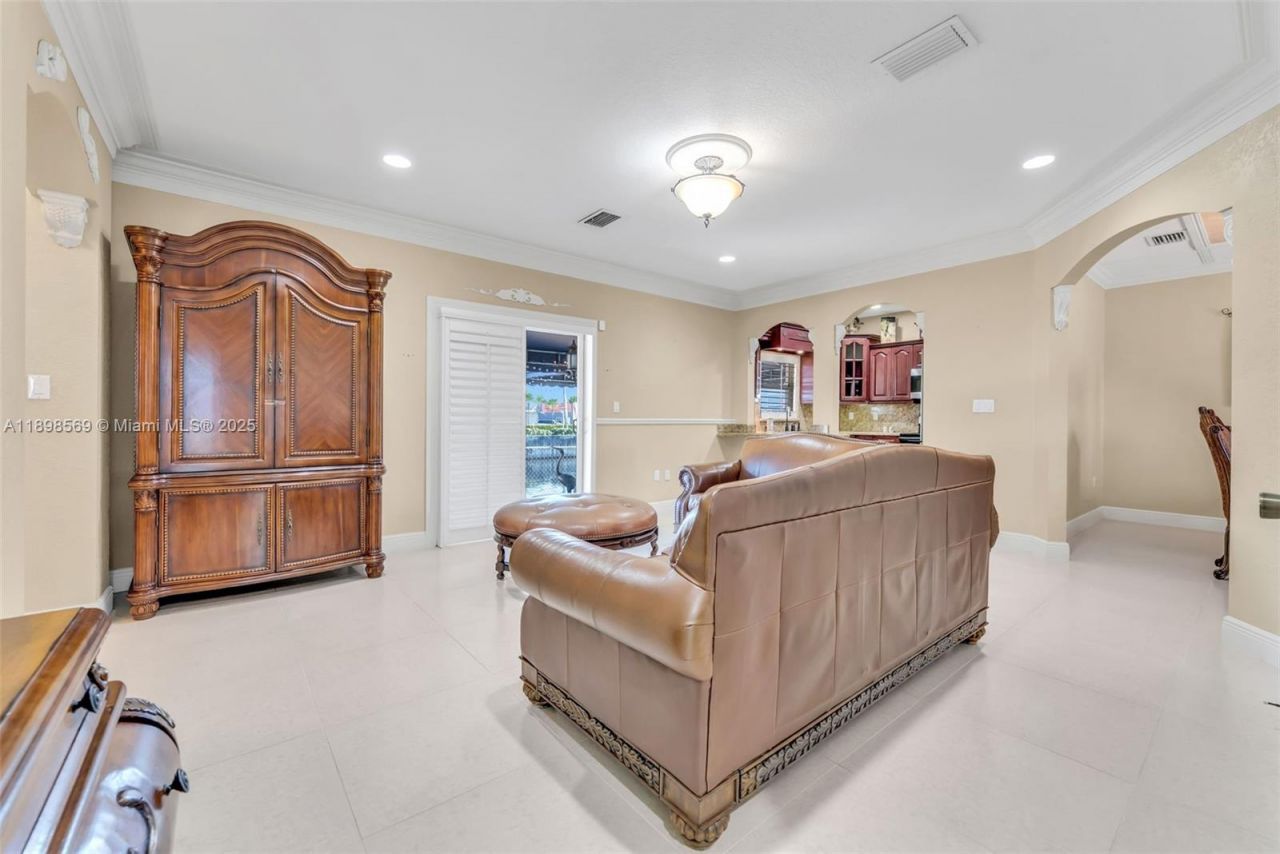 8357 NW South River Dr, Medley, FL 33166 Photo