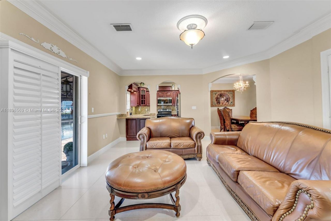 8357 NW South River Dr, Medley, FL 33166 Photo