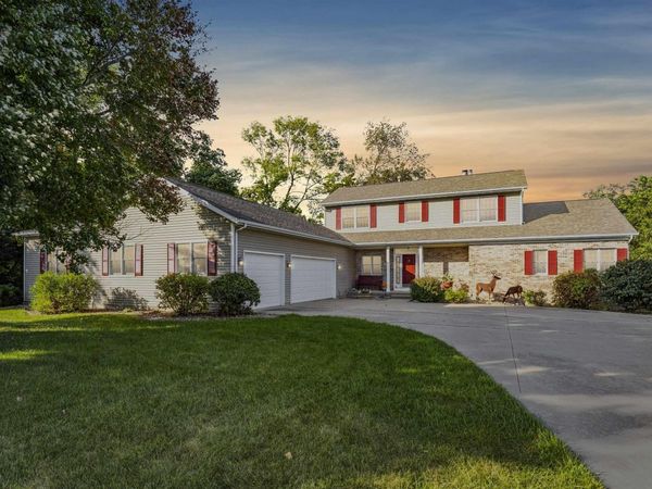 4240 Briar Ridge Ct , Ely, IA 52227