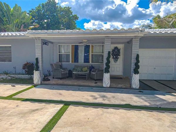 232 NE 160th St, Miami, FL 33162