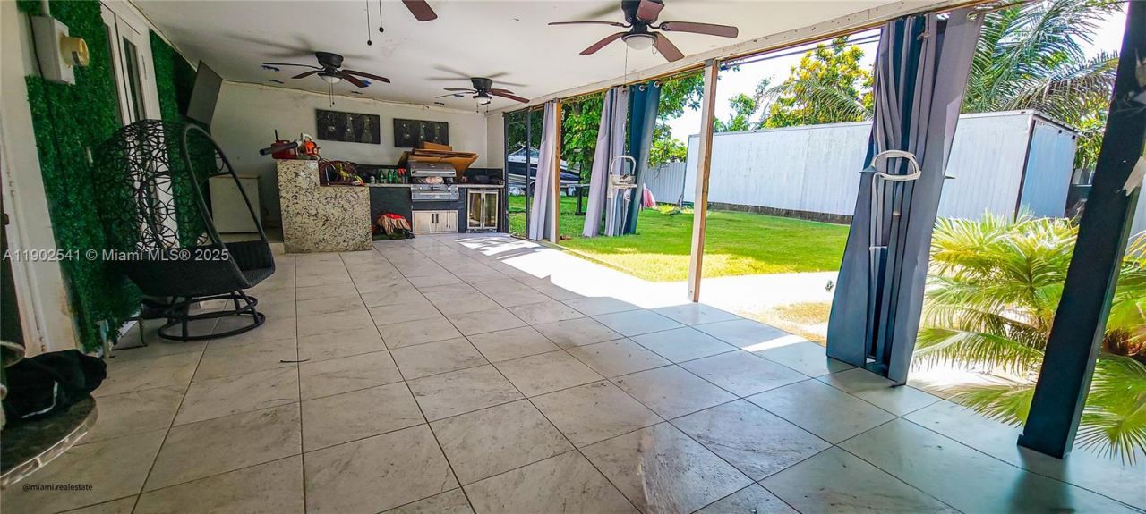 232 NE 160th St, Miami, FL 33162 Photo