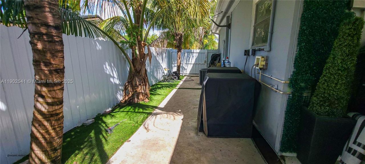 232 NE 160th St, Miami, FL 33162 Photo