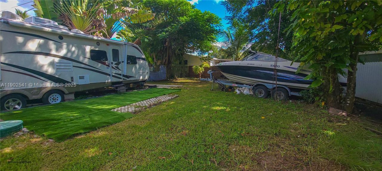 232 NE 160th St, Miami, FL 33162 Photo