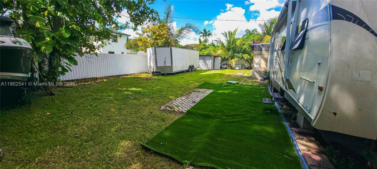 232 NE 160th St, Miami, FL 33162 Photo