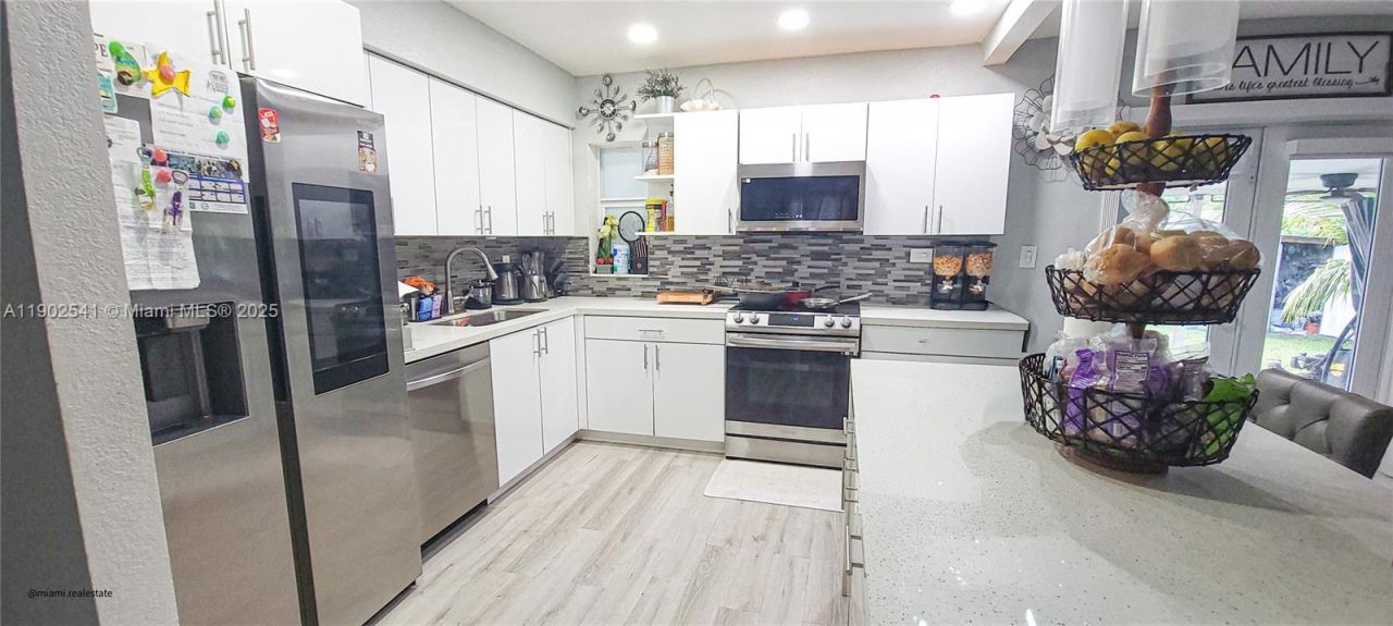 232 NE 160th St, Miami, FL 33162 Photo