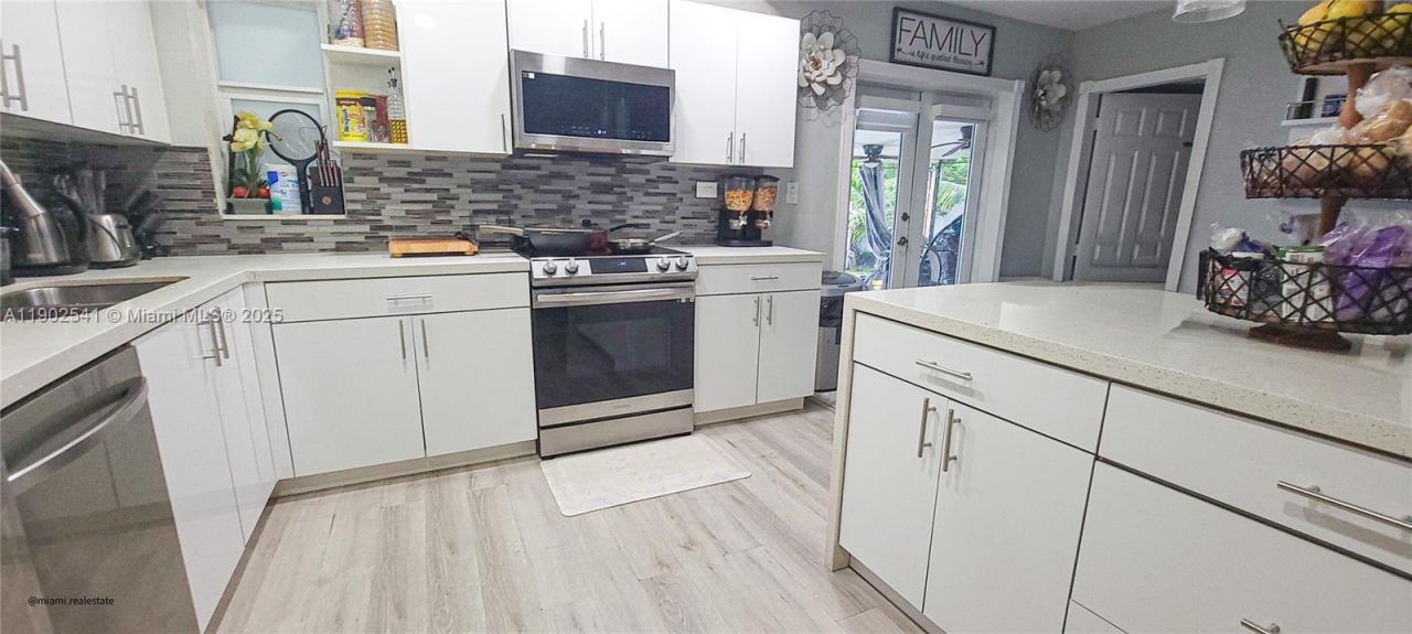 232 NE 160th St, Miami, FL 33162 Photo